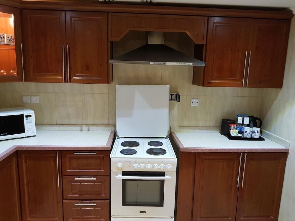 Taiba Suites Madinah Medina Eksteriør bilde A typical kitchen