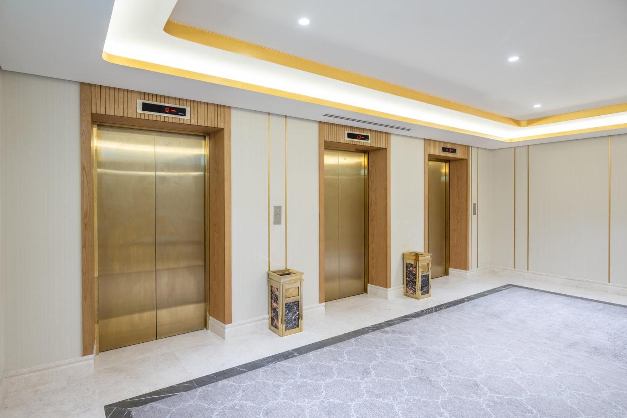 Taiba Suites Madinah Medina Eksteriør bilde Elevators at the hotel
