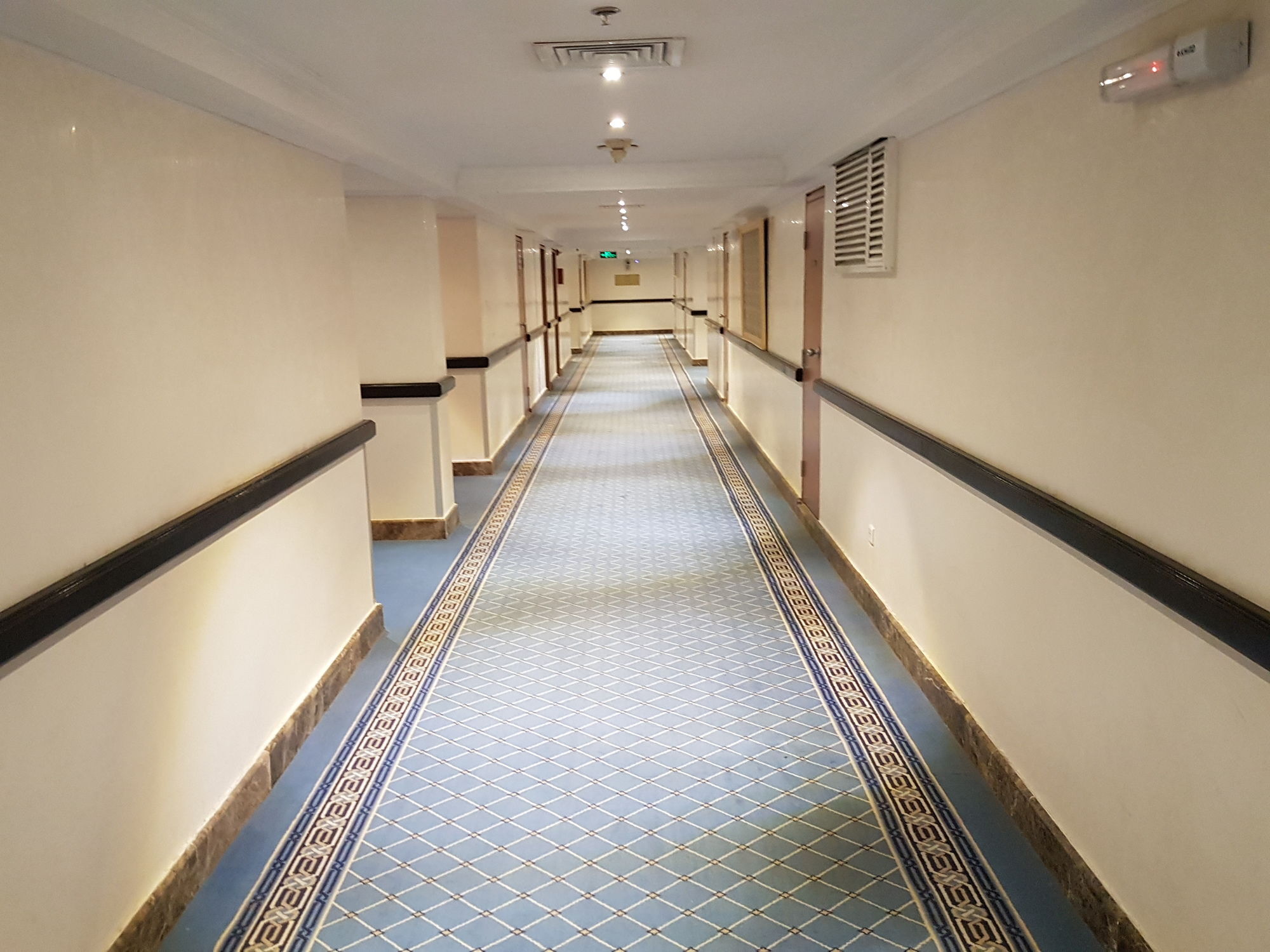Taiba Suites Madinah Medina Eksteriør bilde A corridor in a hotel