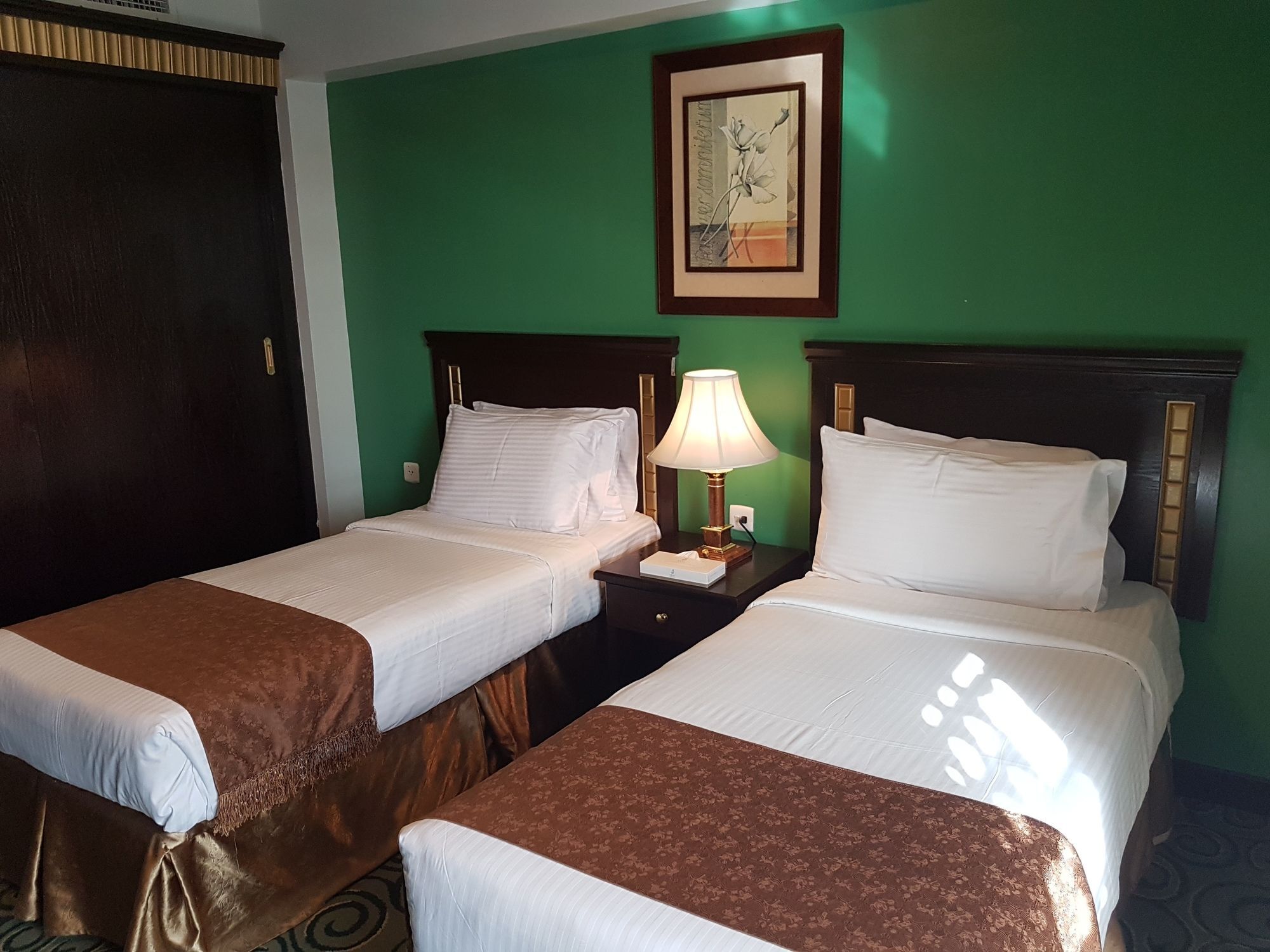 Taiba Suites Madinah Medina Eksteriør bilde A room at the hotel