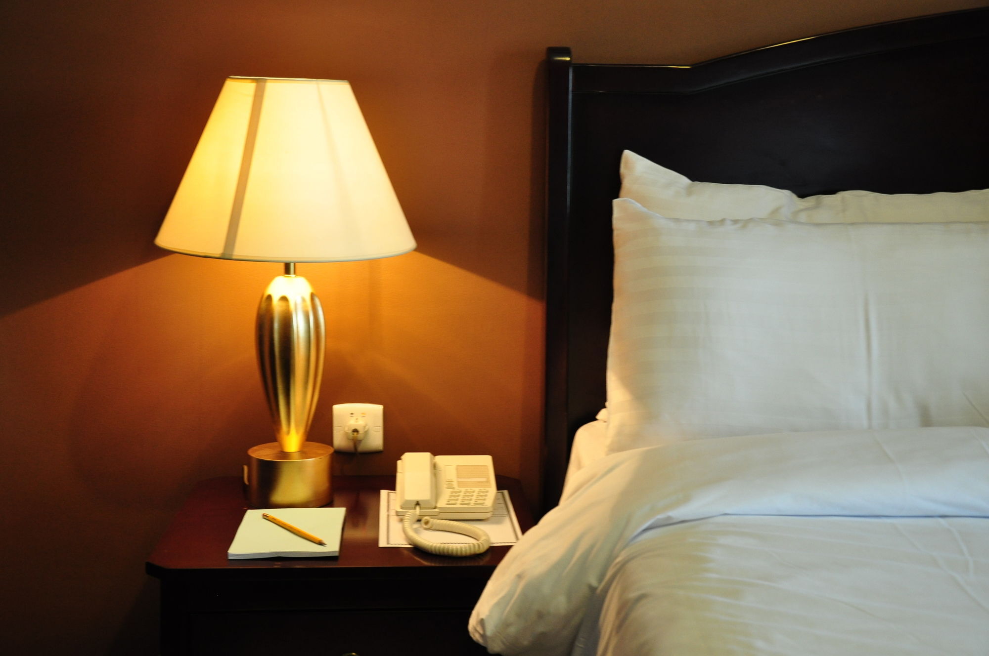 Taiba Suites Madinah Medina Eksteriør bilde A lamp on a bedside table