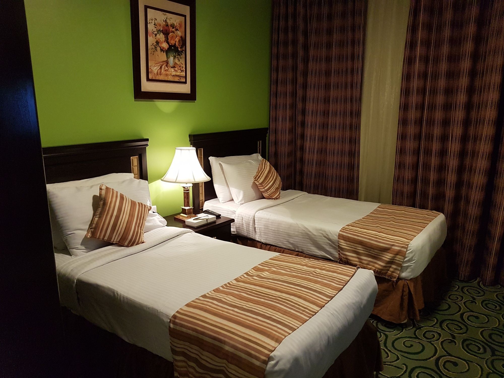 Taiba Suites Madinah Medina Eksteriør bilde A room at the hotel