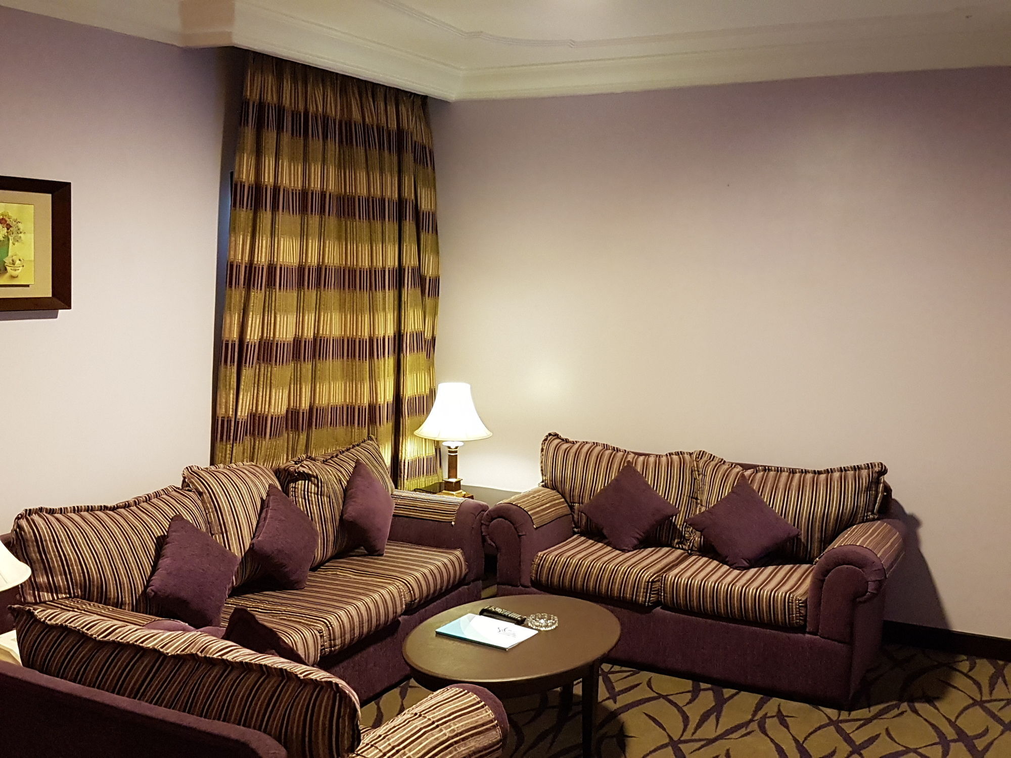 Taiba Suites Madinah Medina Eksteriør bilde A living room