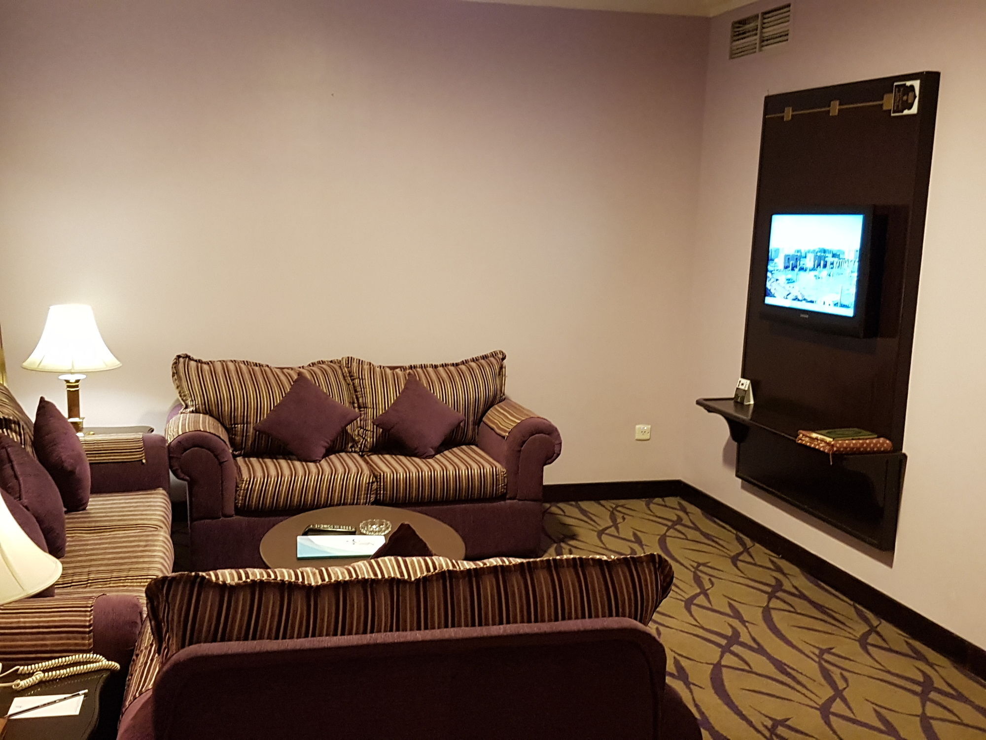 Taiba Suites Madinah Medina Eksteriør bilde A living room in a hotel suite
