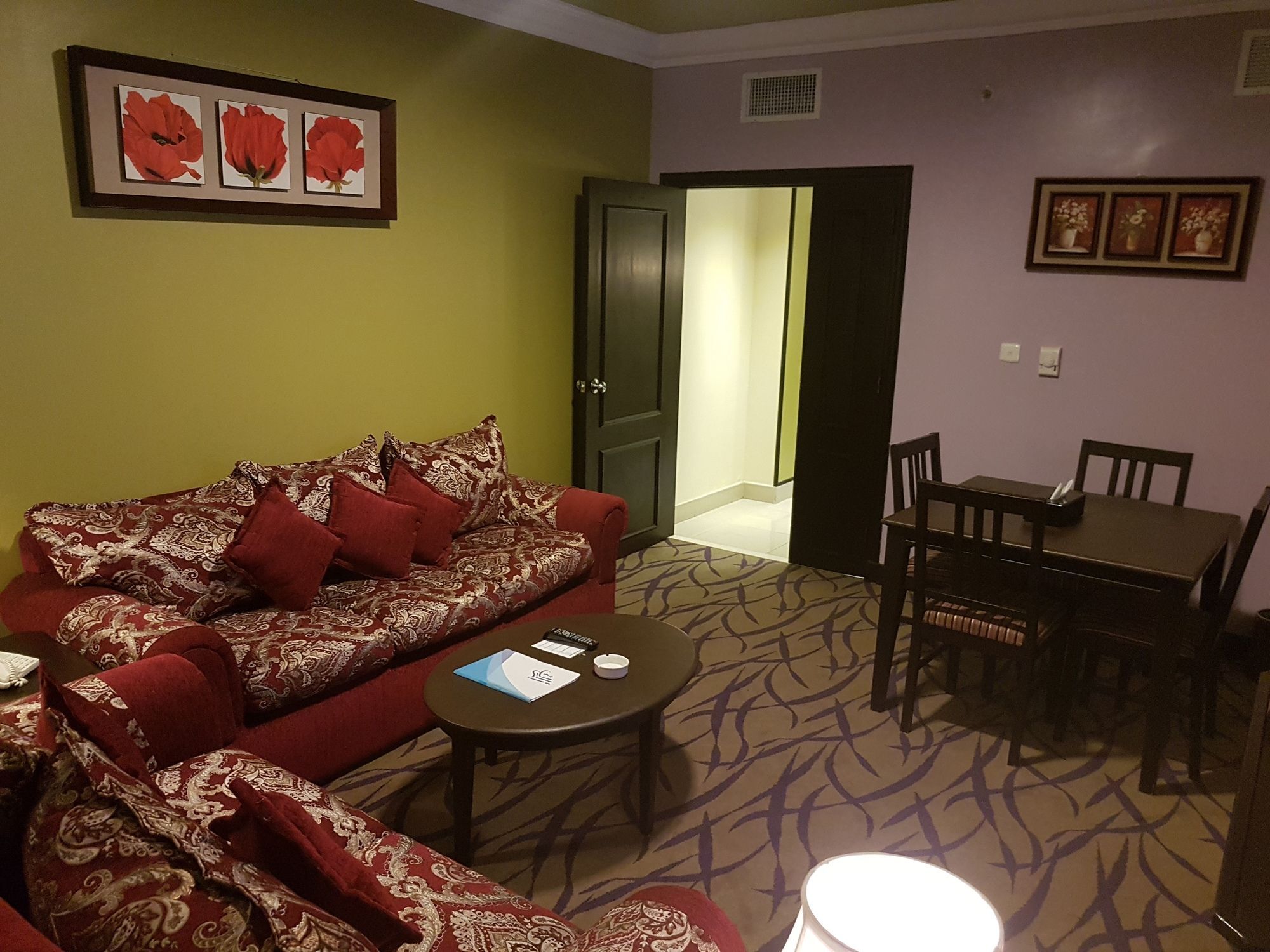 Taiba Suites Madinah Medina Eksteriør bilde Living room of a suite at the MGM Grand
