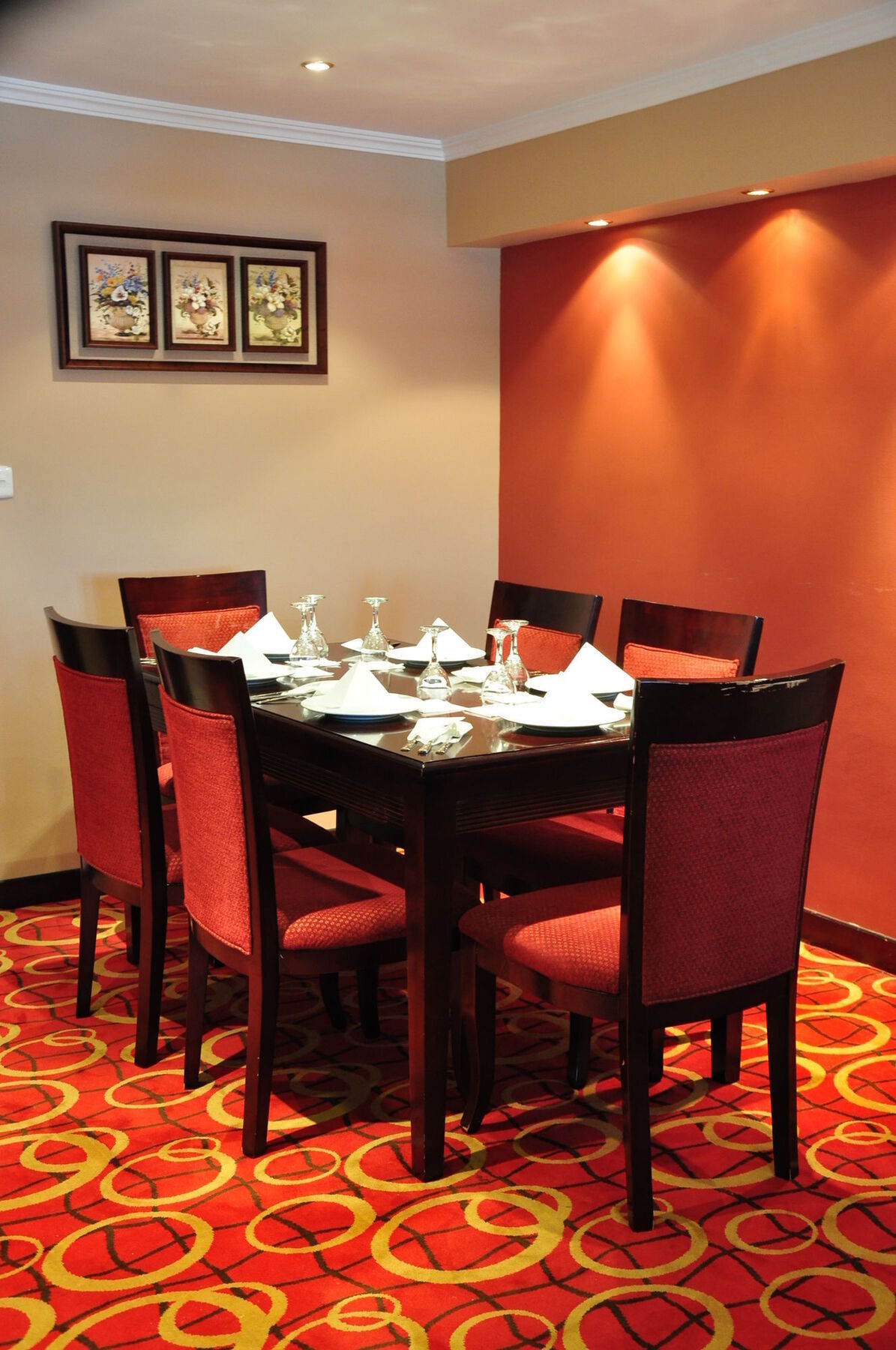 Taiba Suites Madinah Medina Eksteriør bilde A dining table