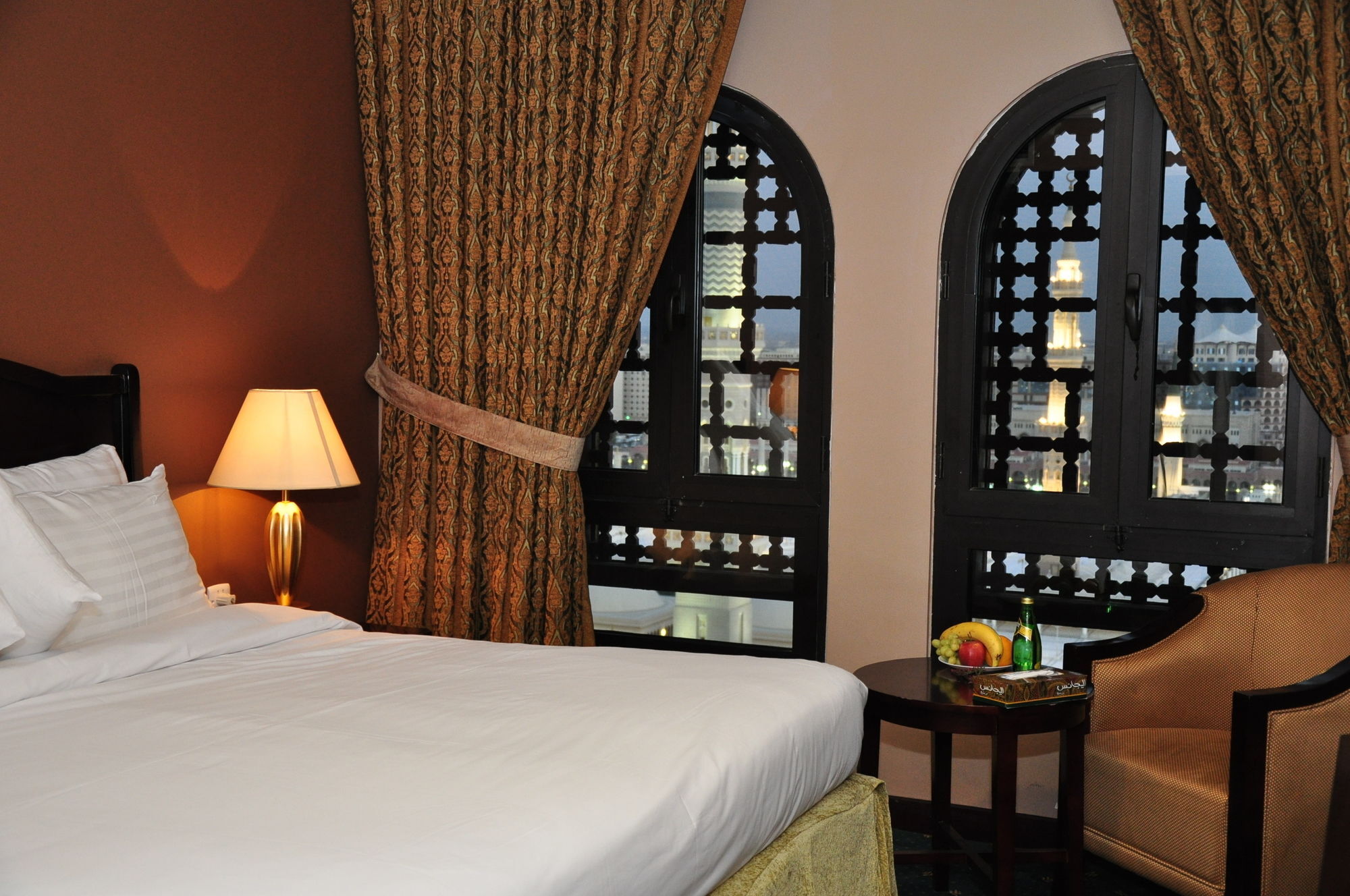Taiba Suites Madinah Medina Eksteriør bilde A room at the hotel
