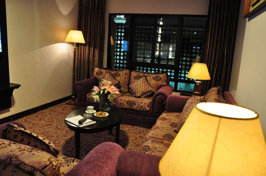 Taiba Suites Madinah Medina Rom bilde A suite at the hotel