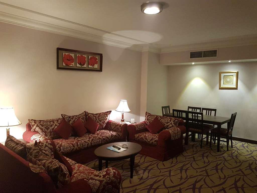Taiba Suites Madinah Medina Rom bilde A suite at the hotel