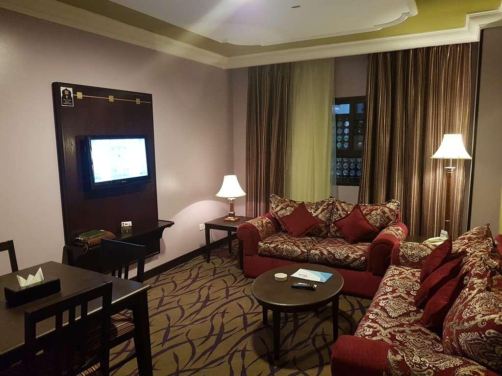 Taiba Suites Madinah Medina Rom bilde A living room in a suite at the hotel